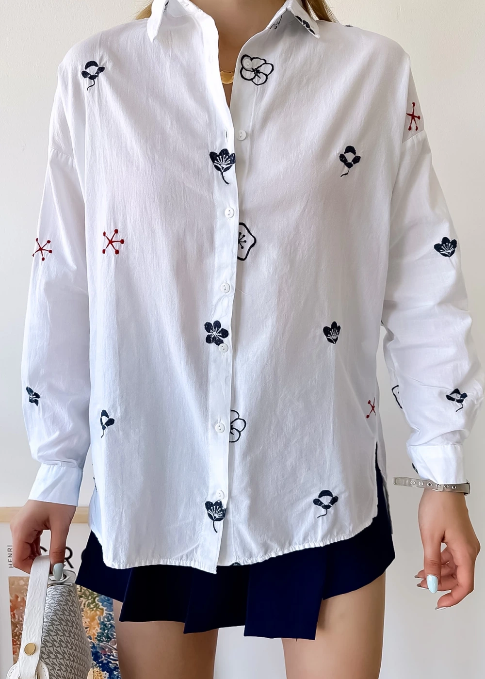 Kadın Beyaz Papatya Nakış Detaylı Gömlek