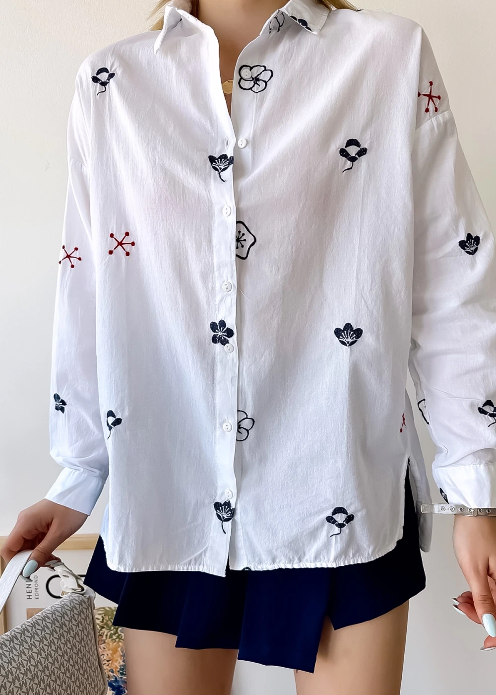 Kadın Beyaz Papatya Nakış Detaylı Gömlek