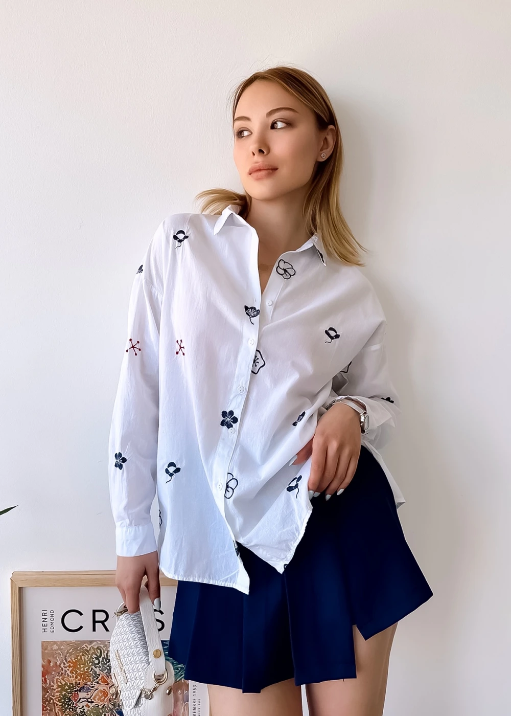 Kadın Beyaz Papatya Nakış Detaylı Gömlek