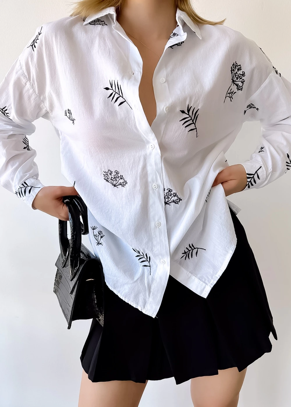 Kadın Beyaz Yaprak Nakış Detaylı Gömlek