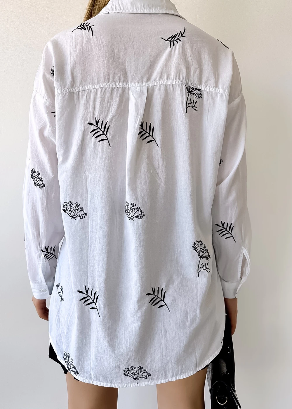 Kadın Beyaz Yaprak Nakış Detaylı Gömlek