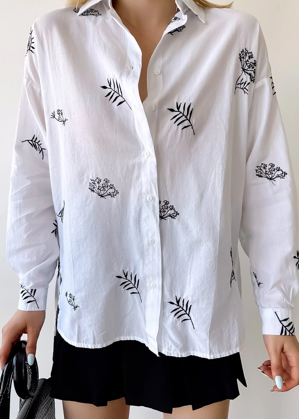 Kadın Beyaz Yaprak Nakış Detaylı Gömlek