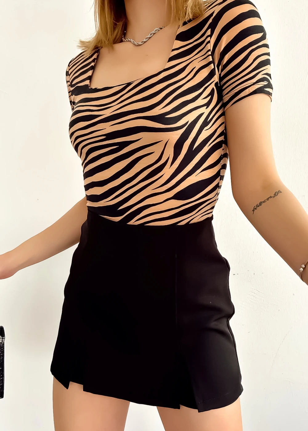 Kadın Kısa Kol Kare Yaka Camel Zebra Desen