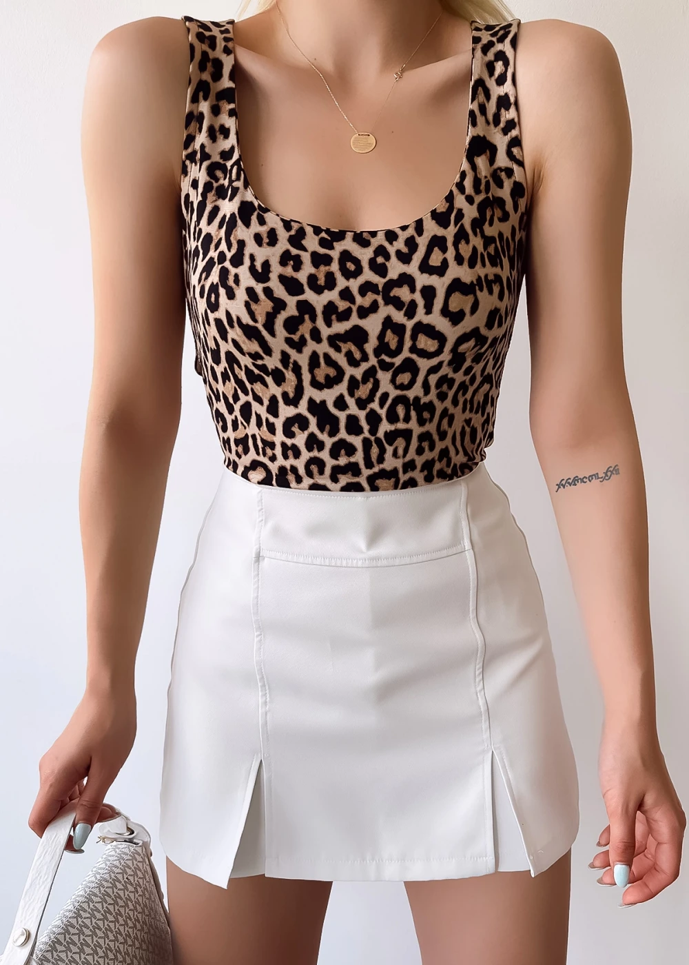 Kadın Sıfır Kol Luxury Bej Leopar Desen Önü Çift Kat Viskon Bluz