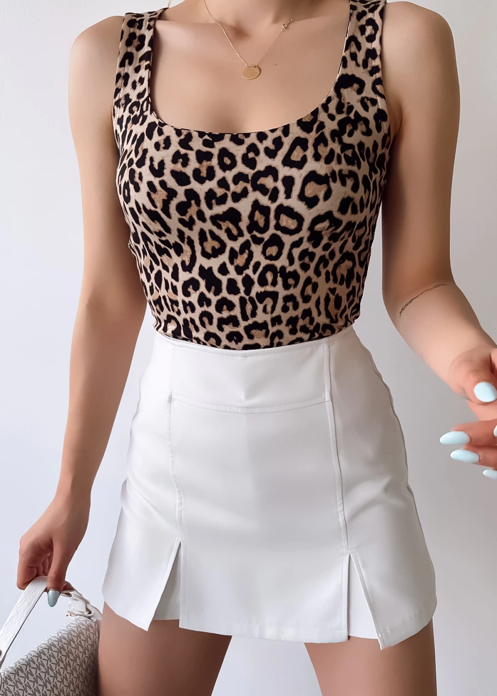 Kadın Sıfır Kol Luxury Bej Leopar Desen Önü Çift Kat Viskon Bluz