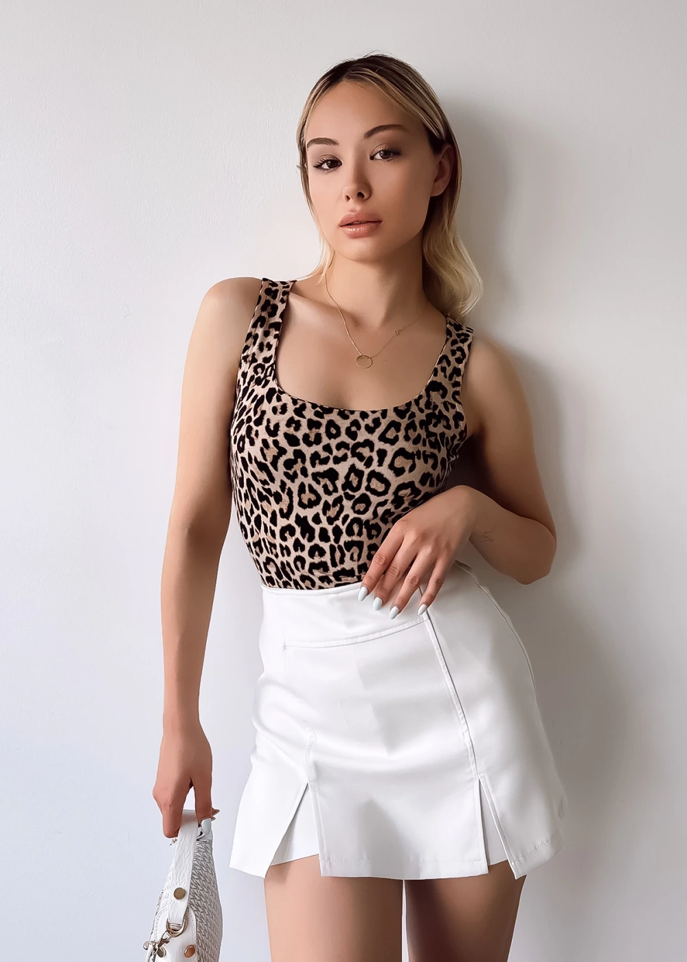 Kadın Sıfır Kol Luxury Bej Leopar Desen Önü Çift Kat Viskon Bluz