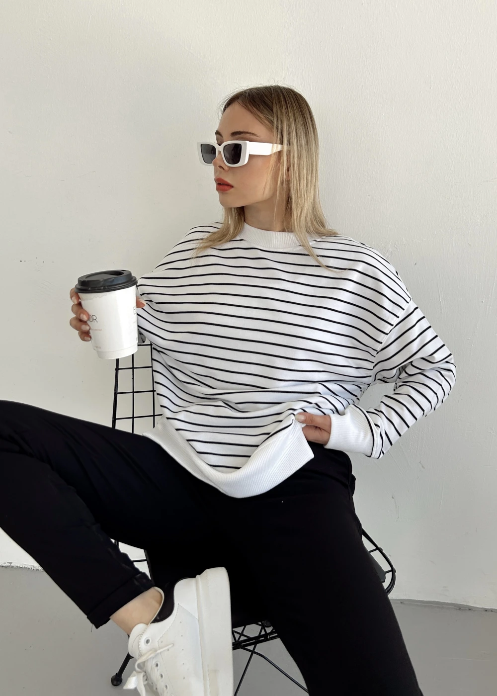 Kadın Beyaz Siyah Bisiklet Yaka Çizgili Over Size Sweatshirt