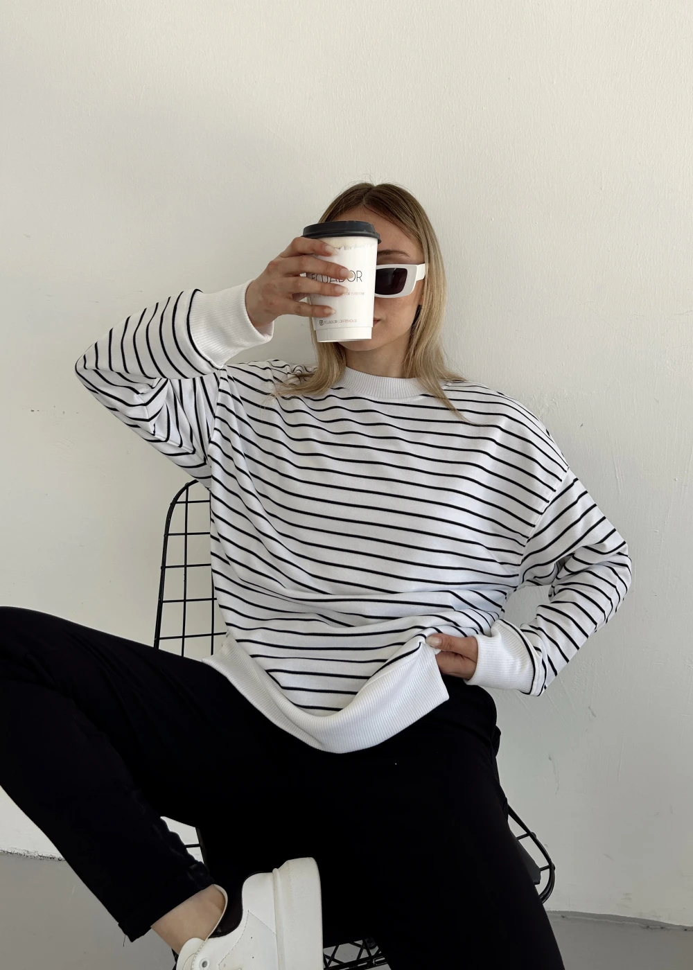 Kadın Beyaz Siyah Bisiklet Yaka Çizgili Over Size Sweatshirt