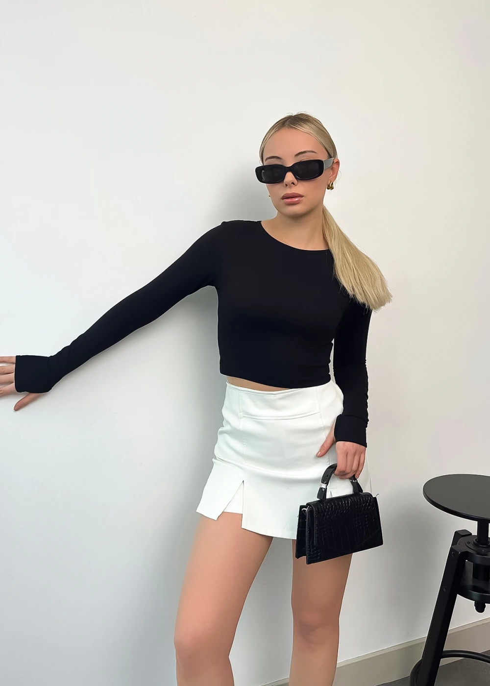 Kadın Siyah Cotton Bisiklet Yaka Parmak Geçmeli Crop Body