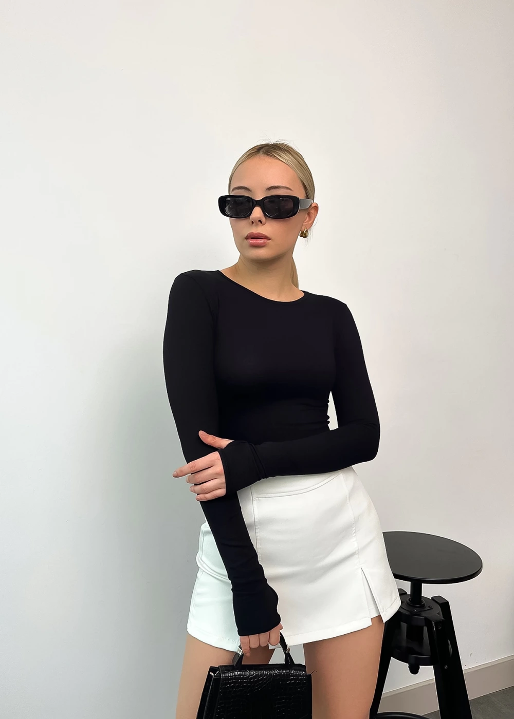 Kadın Siyah Cotton Bisiklet Yaka Parmak Geçmeli Crop Body