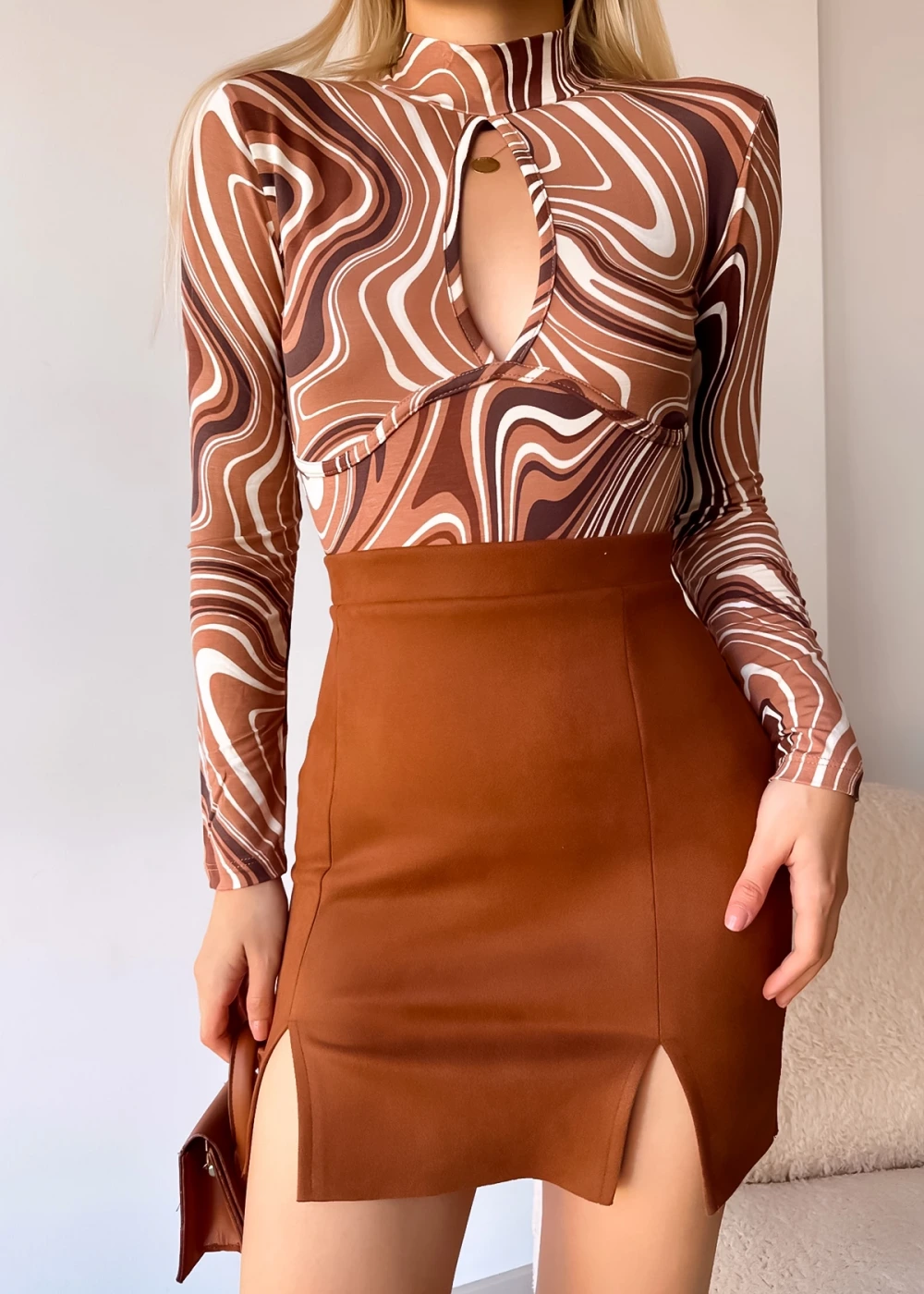 Kadın Viskon Pencere Detay Kahve Krema Desen Bluz