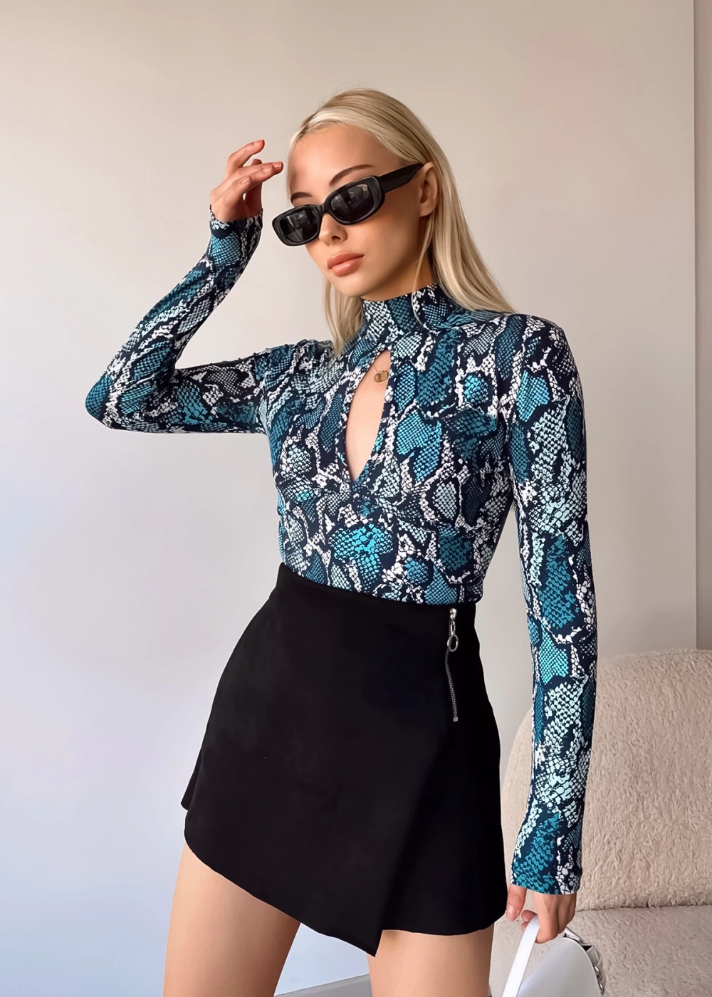 Kadın Viskon Pencere Detay Mavi Yılan Desen Bluz