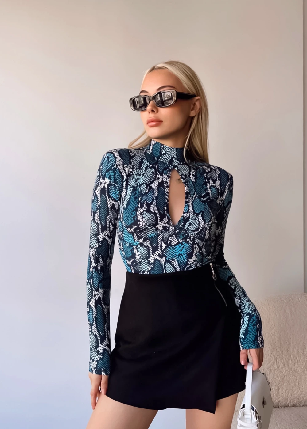 Kadın Viskon Pencere Detay Mavi Yılan Desen Bluz