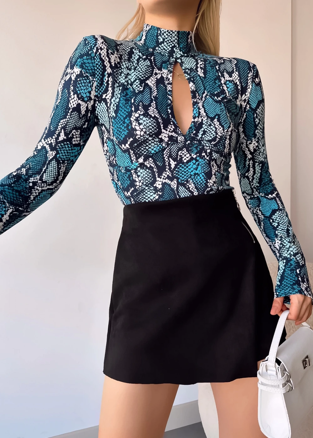 Kadın Viskon Pencere Detay Mavi Yılan Desen Bluz