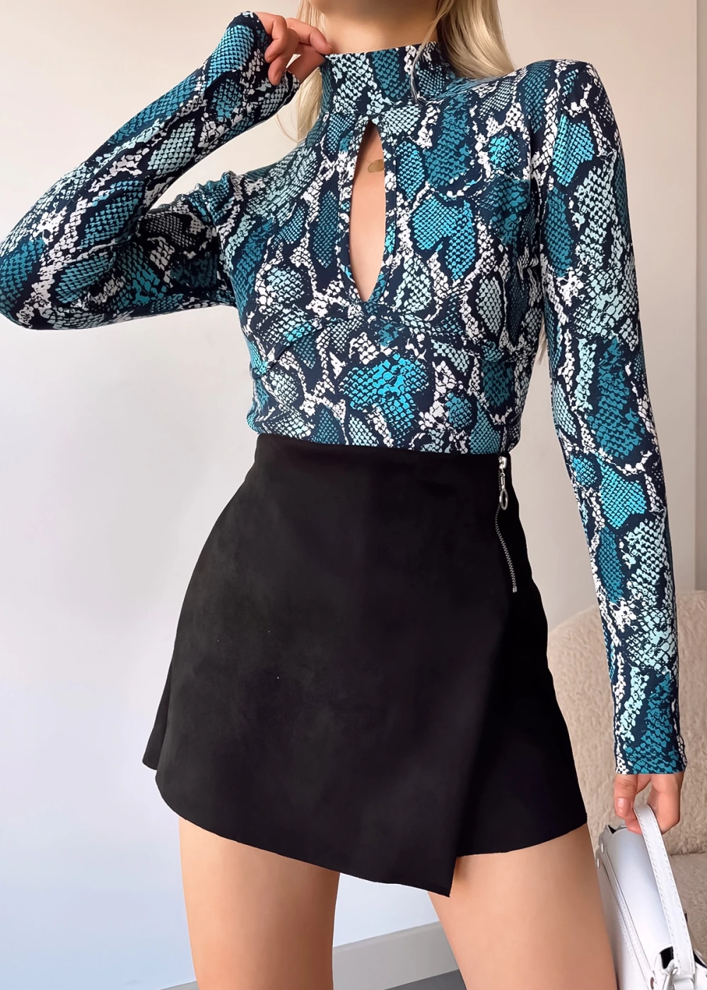 Kadın Viskon Pencere Detay Mavi Yılan Desen Bluz