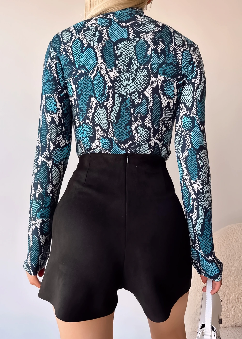 Kadın Viskon Pencere Detay Mavi Yılan Desen Bluz