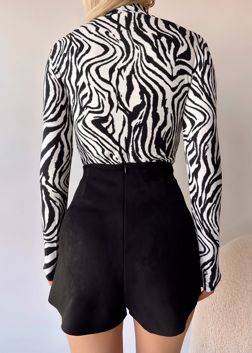 Kadın Viskon Pencere Detay Tüylü Zebra Desen Bluz