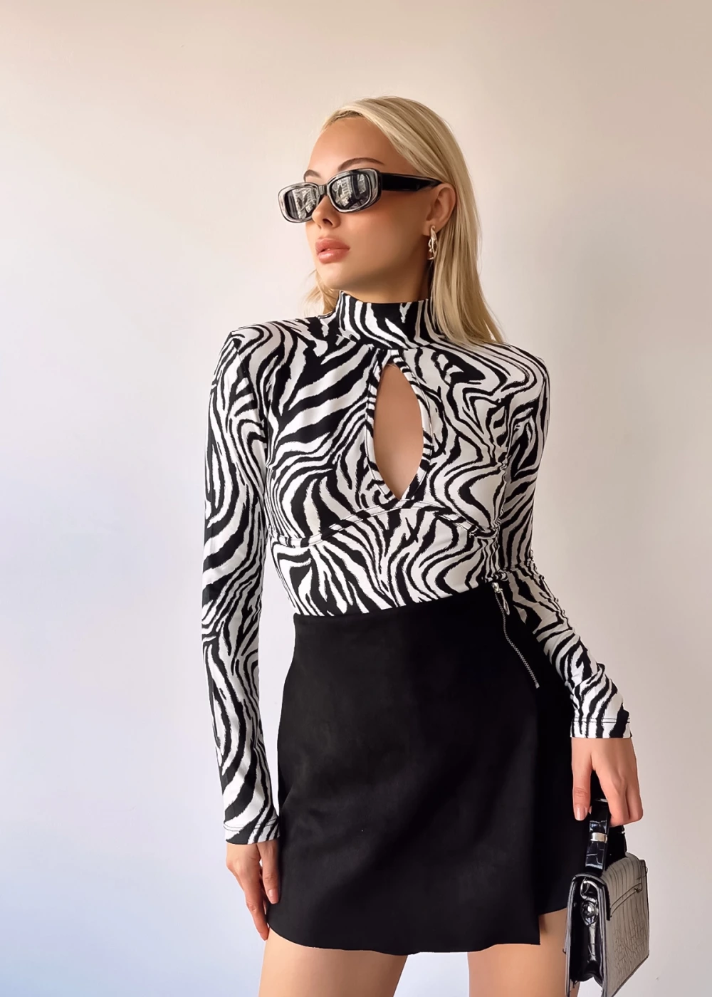 Kadın Viskon Pencere Detay Tüylü Zebra Desen Bluz