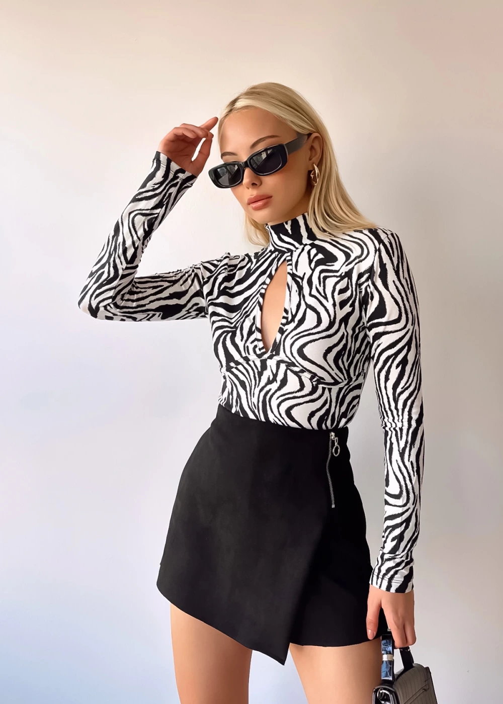 Kadın Viskon Pencere Detay Tüylü Zebra Desen Bluz