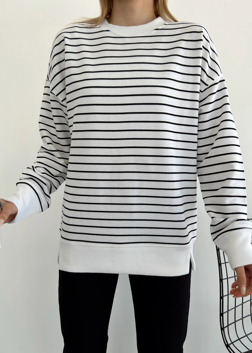 Kadın Beyaz Siyah Bisiklet Yaka Çizgili Over Size Sweatshirt