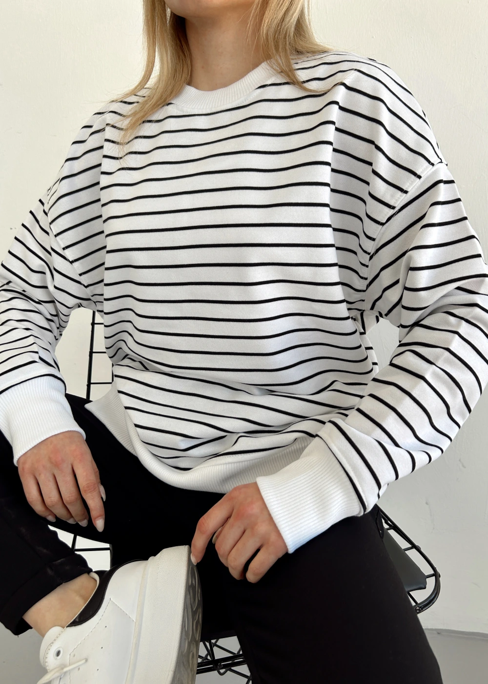 Kadın Beyaz Siyah Bisiklet Yaka Çizgili Over Size Sweatshirt