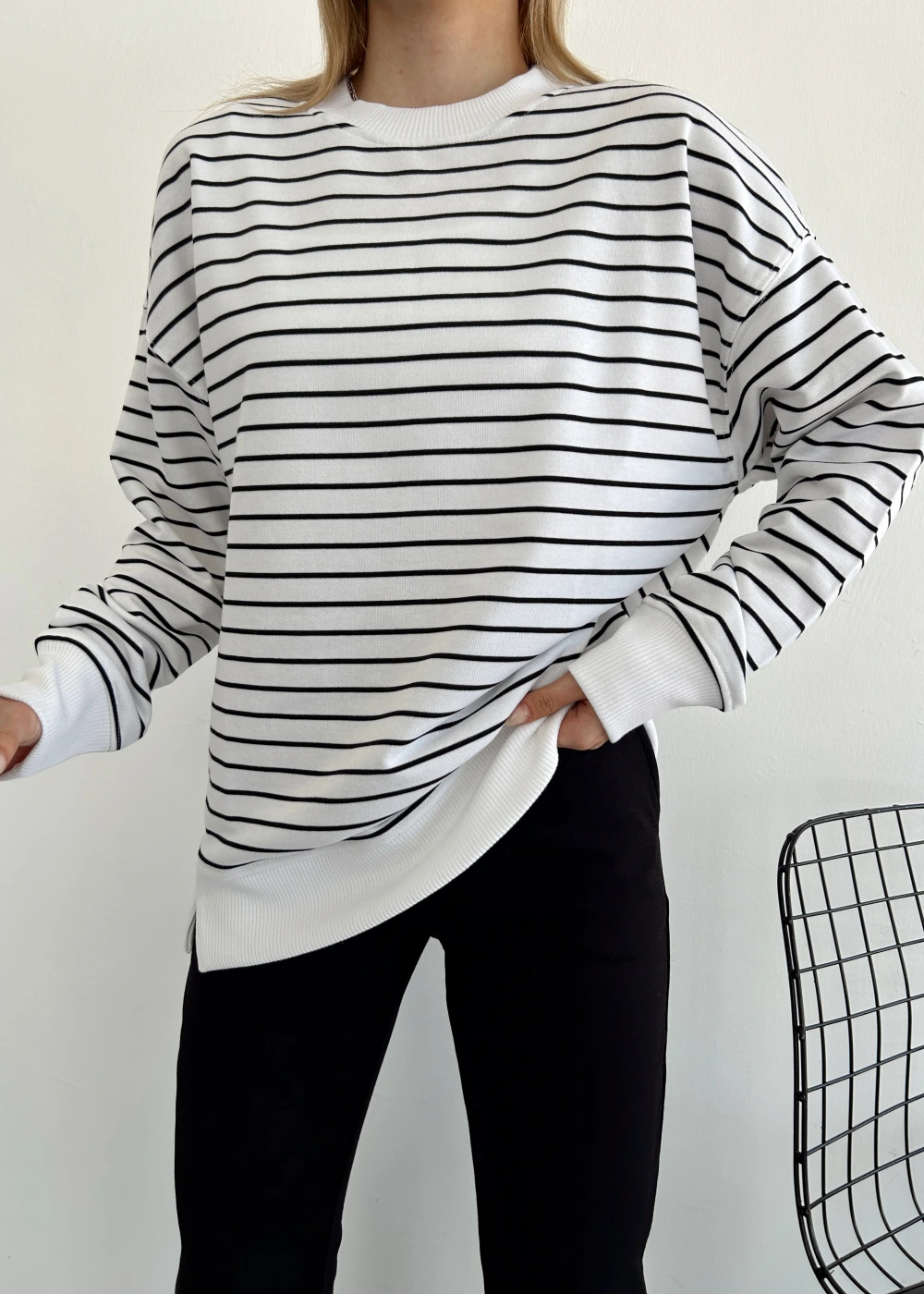 Kadın Beyaz Siyah Bisiklet Yaka Çizgili Over Size Sweatshirt