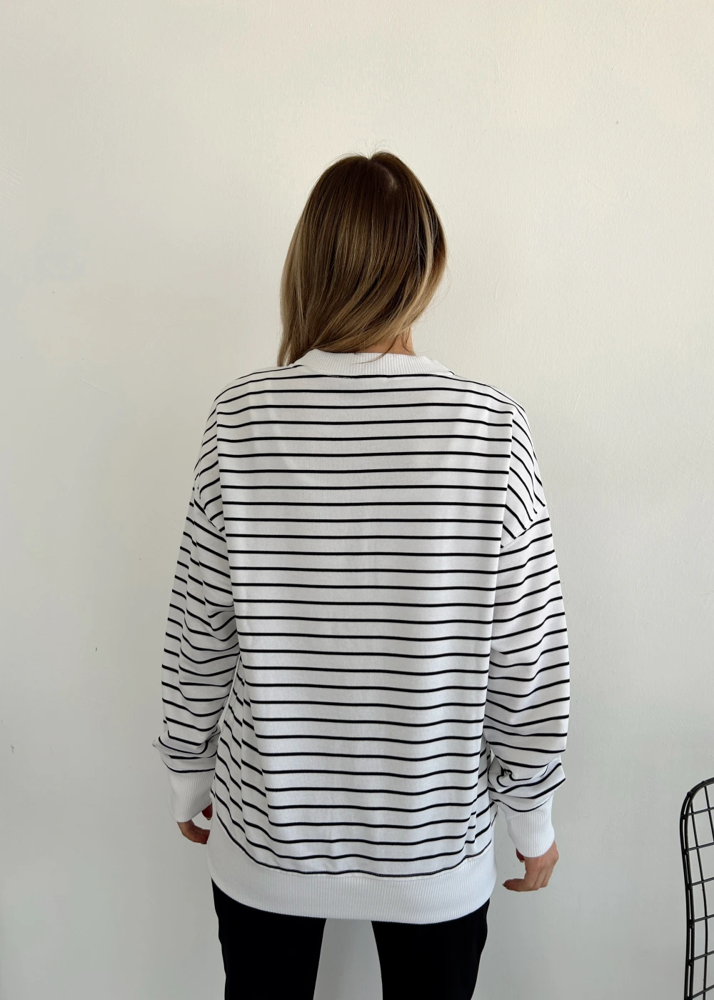 Kadın Beyaz Siyah Bisiklet Yaka Çizgili Over Size Sweatshirt