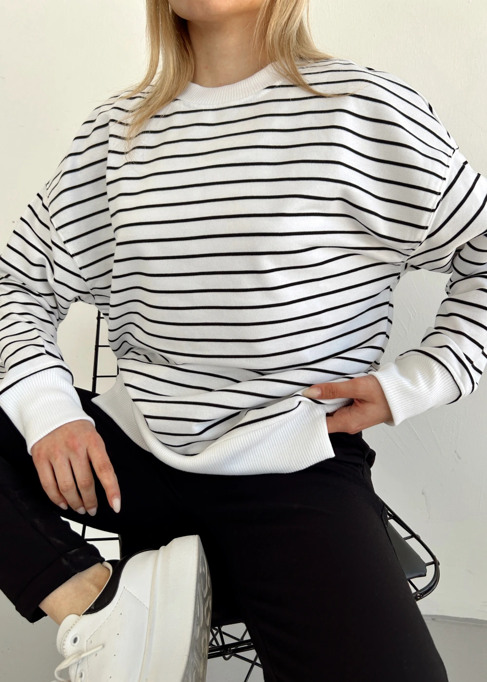 Kadın Beyaz Siyah Bisiklet Yaka Çizgili Over Size Sweatshirt