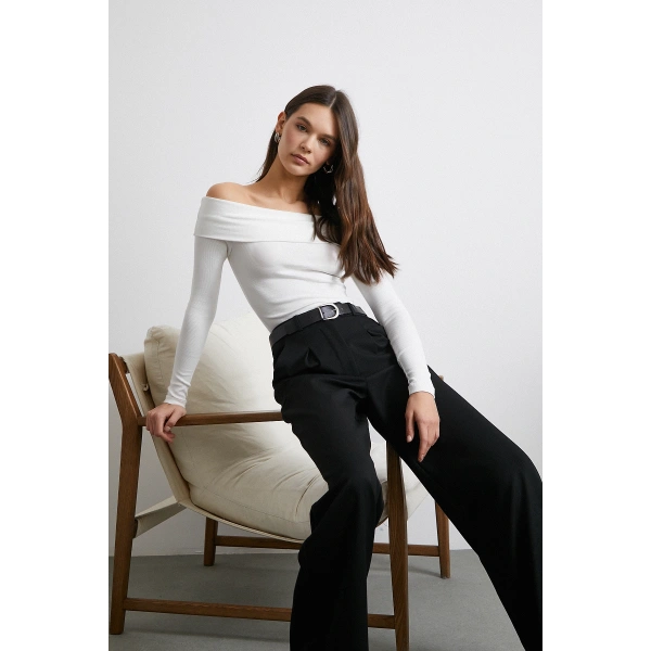 Omzu Açık Kaşkorse Bluz Beyaz