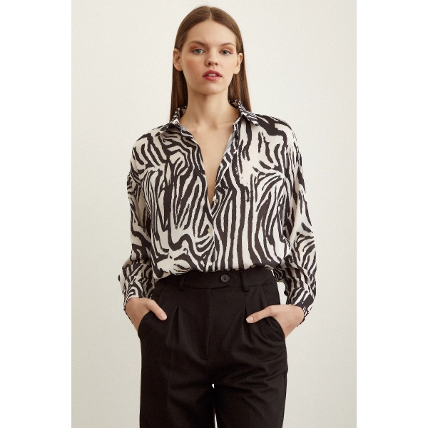 Zebra Desen V Yaka Saten Gömlek Siyah