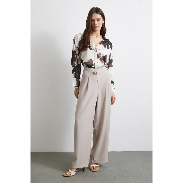 Düğme Detaylı Pensli Dökümlü Pantolon Bej