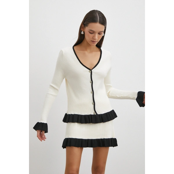 Düğmeli Eteği Fırfırlı Etekli Triko Takım Ekru