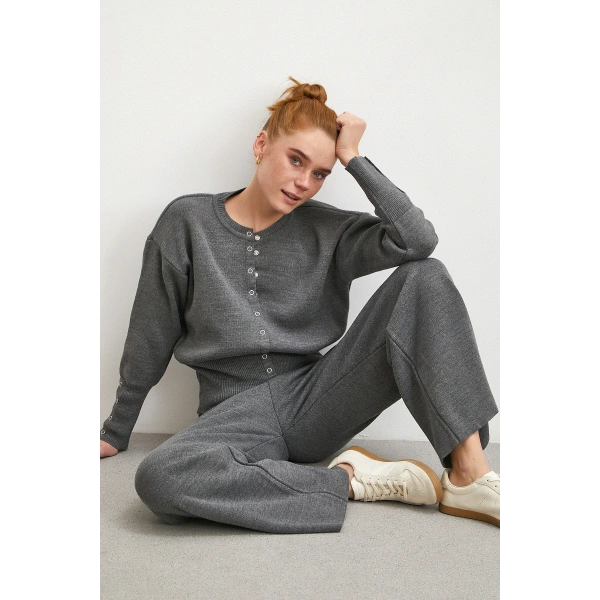 Çıtçıtlı Pantolonlu Triko Takım Antirasit