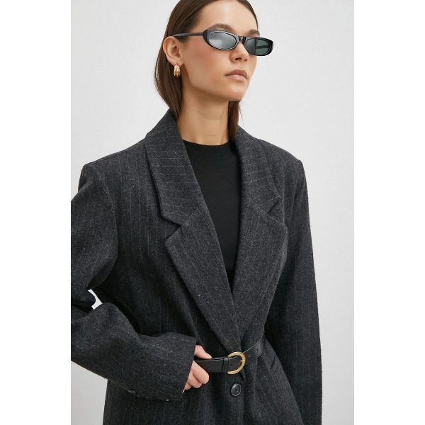 Çizgi Detaylı Kemerli Kaşa Ceket Siyah