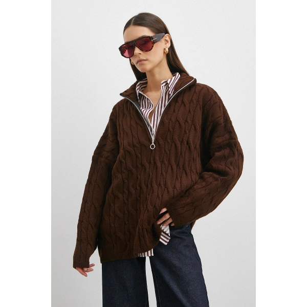 Saç Örgülü Yarım Fermuarlı Kazak Kahve