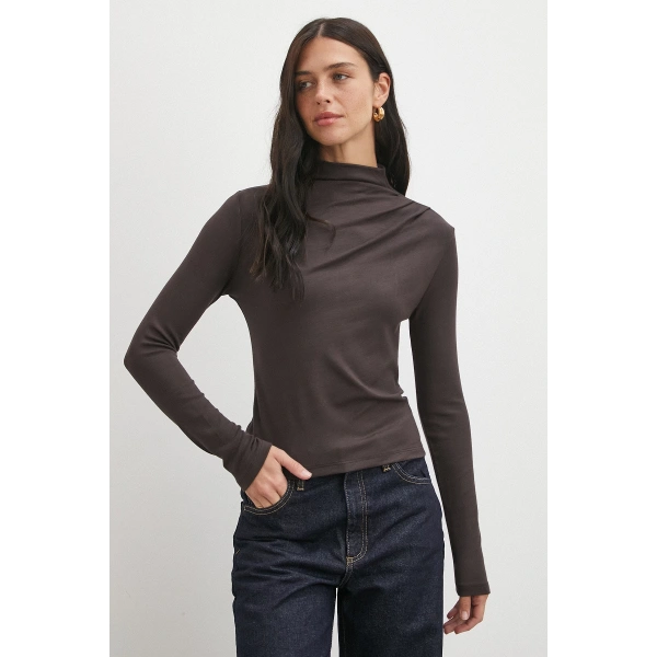 Omzu Pileli Boğazlı Bluz Kahve