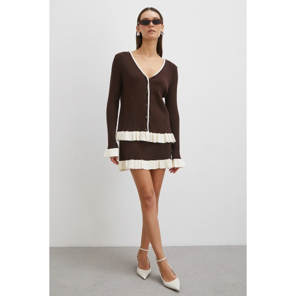 Düğmeli Eteği Fırfırlı Etekli Triko Takım Kahve