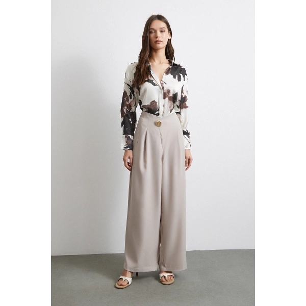 Düğme Detaylı Pensli Dökümlü Pantolon Bej