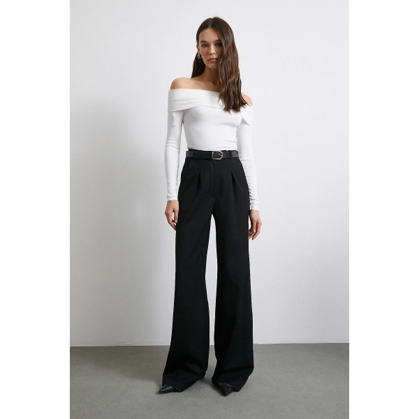 Omzu Açık Kaşkorse Bluz Beyaz