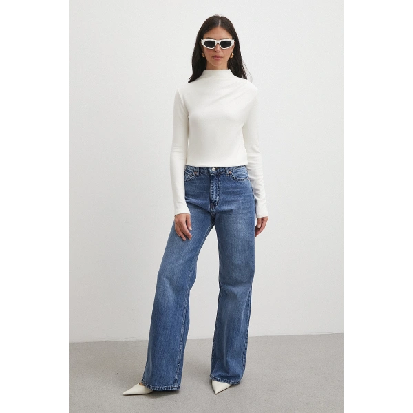 Omzu Pileli Boğazlı Bluz Beyaz