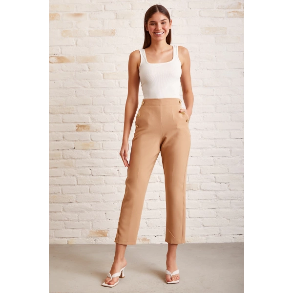 Düğme Detaylı Dar Paça Pantolon Bej