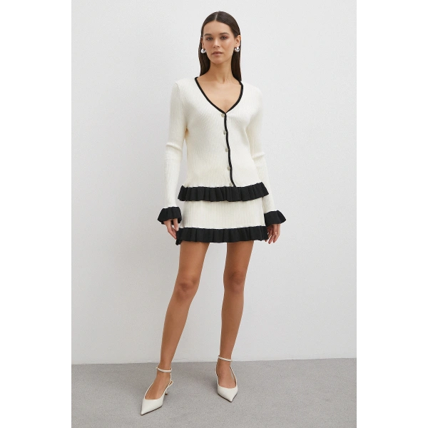 Düğmeli Eteği Fırfırlı Etekli Triko Takım Ekru