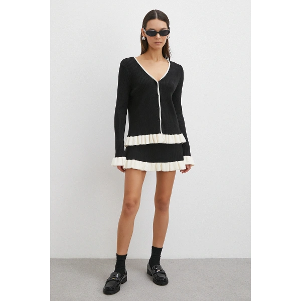 Düğmeli Eteği Fırfırlı Etekli Triko Takım Siyah