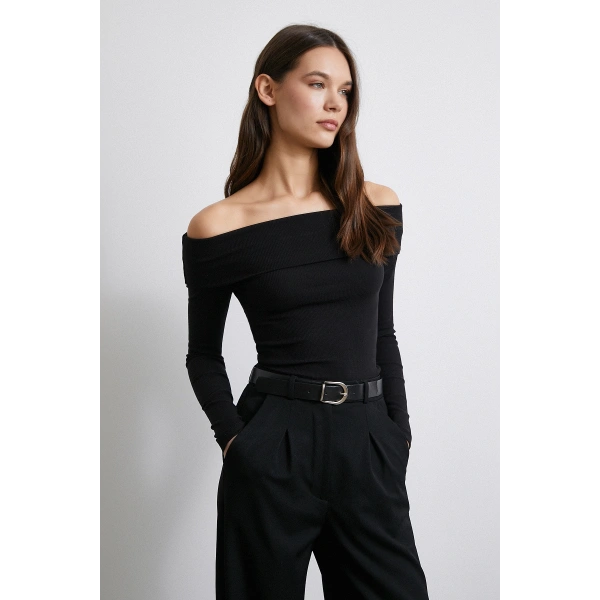 Omzu Açık Kaşkorse Bluz Siyah