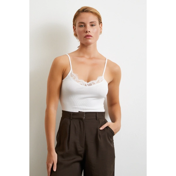 Dantel Detaylı Askılı Top Beyaz