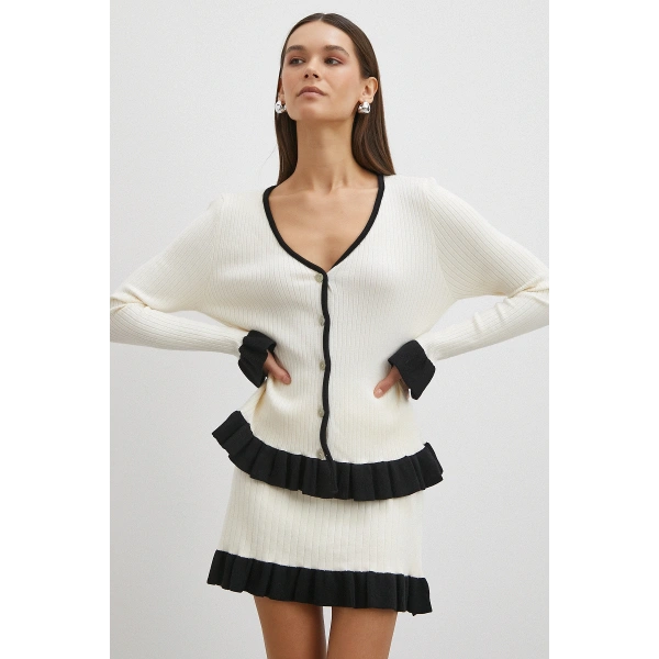 Düğmeli Eteği Fırfırlı Etekli Triko Takım Ekru