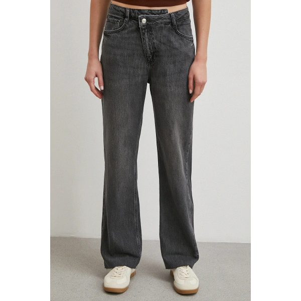 Çapraz Fermuarlı Kesik Paça Düğmeli Jean Siyah