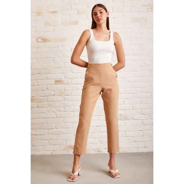 Düğme Detaylı Dar Paça Pantolon Bej