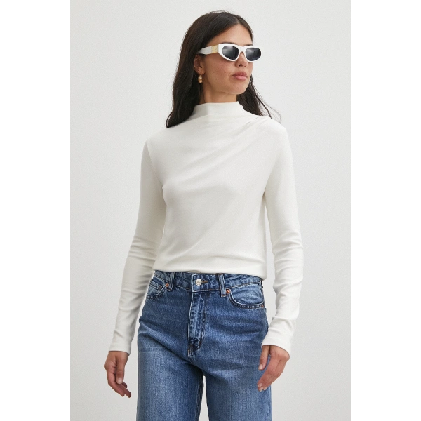 Omzu Pileli Boğazlı Bluz Beyaz