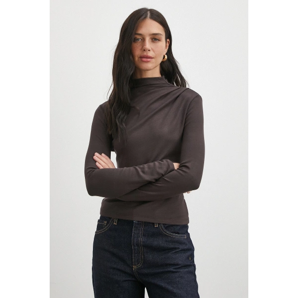 Omzu Pileli Boğazlı Bluz Kahve